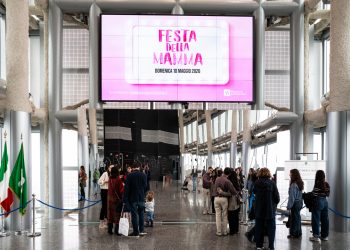 Una foto scattata durante il Belvedere Berlusconi aperto per la Festa della Mamma edizione 2026. Nella foto, infatti, il led con la locandina e le persone al Belvedere