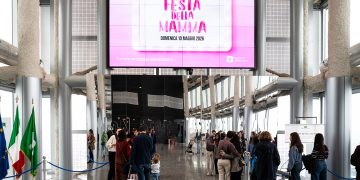 Una foto scattata durante il Belvedere Berlusconi aperto per la Festa della Mamma edizione 2026. Nella foto, infatti, il led con la locandina e le persone al Belvedere