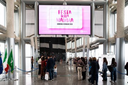 Una foto scattata durante il Belvedere Berlusconi aperto per la Festa della Mamma edizione 2026. Nella foto, infatti, il led con la locandina e le persone al Belvedere