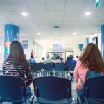 In foto una sala d’attesa di un ospedale: Regione Lombardia ha previsto nuove risorse per ridurre le liste d’attesa e garantire oltre 3,5 milioni di visite aggiuntive