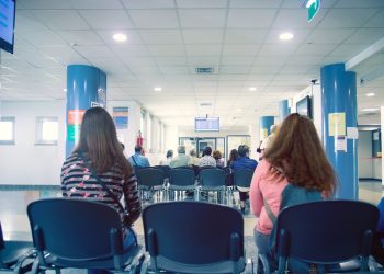 In foto una sala d’attesa di un ospedale: Regione Lombardia ha previsto nuove risorse per ridurre le liste d’attesa e garantire oltre 3,5 milioni di visite aggiuntive