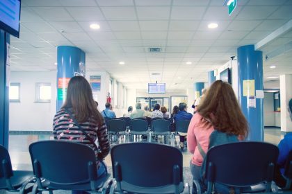 In foto una sala d’attesa di un ospedale: Regione Lombardia ha previsto nuove risorse per ridurre le liste d’attesa e garantire oltre 3,5 milioni di visite aggiuntive