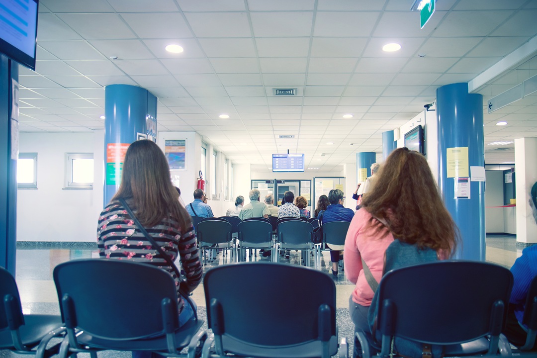 In foto una sala d’attesa di un ospedale: Regione Lombardia ha previsto nuove risorse per ridurre le liste d’attesa e garantire oltre 3,5 milioni di visite aggiuntive