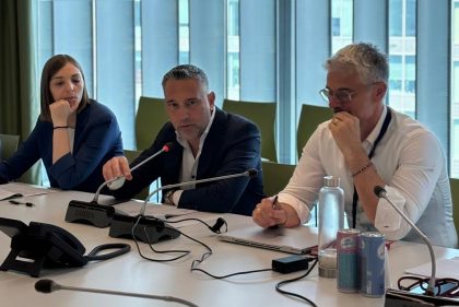 In foto l’assessore di Regione Lombardia ai Trasporti e Mobilità sostenibile Franco Lucente durante l’incontro con i pendolari del servizio ferroviario
