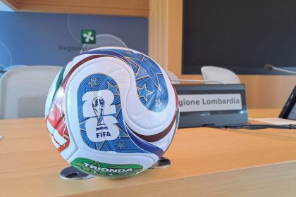 In foto il pallone del torneo Chignoli a Palazzo Lombardia durante la conferenza stampa di presentazione
