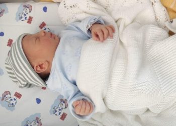 In foto un bambino nato al Policlinico di Milano: record di nascite in due giorni. Foto in evidenza Policlinico Milano