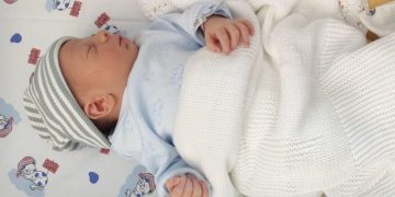 In foto un bambino nato al Policlinico di Milano: record di nascite in due giorni. Foto in evidenza Policlinico Milano