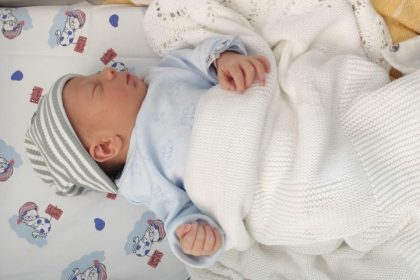 In foto un bambino nato al Policlinico di Milano: record di nascite in due giorni. Foto in evidenza Policlinico Milano