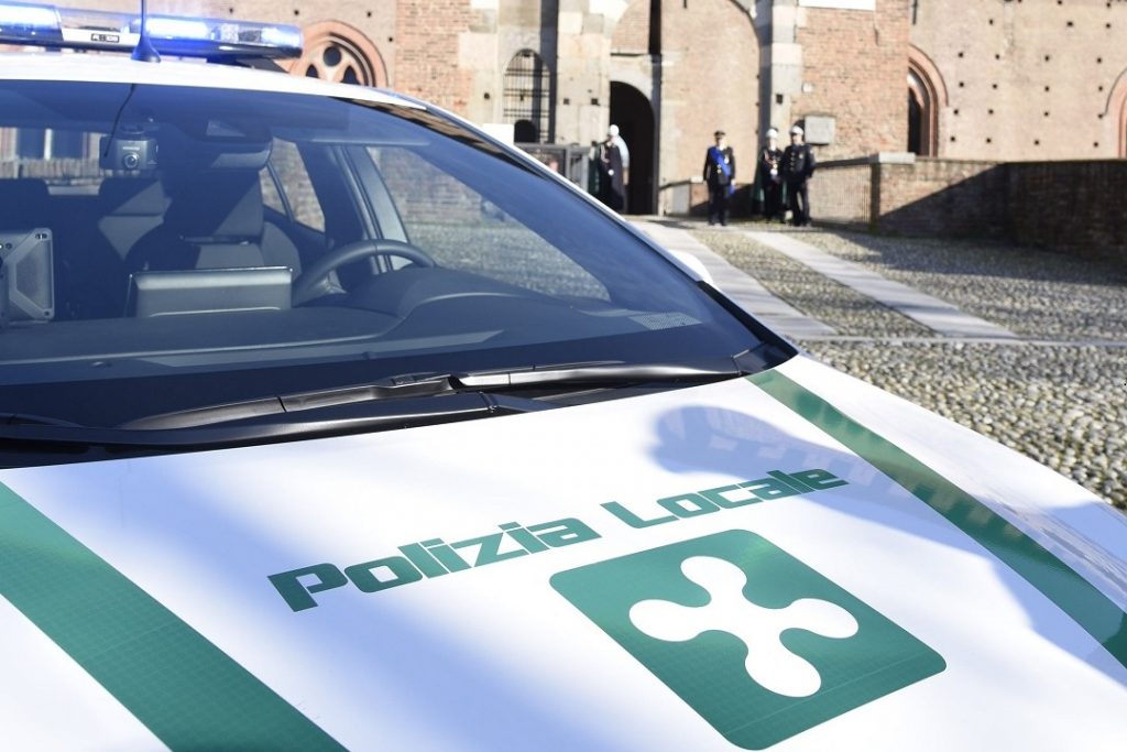 In foto una macchina della Polizia locale: con le risorse di Regione Lombardia aumenta la sicurezza sulle strade del Milanese.