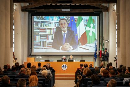 Stati generali Infrastrutture Cremona panoramica dal fondo della sala con inquadratura al messaggio video presidente Fontana