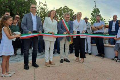 L'assessore regionale alle Infrastrutture e Opere pubbliche, Claudia Maria Terzi, partecipa al taglio del nastro all'inaugurazione del lungolago a Desenzano del Garda