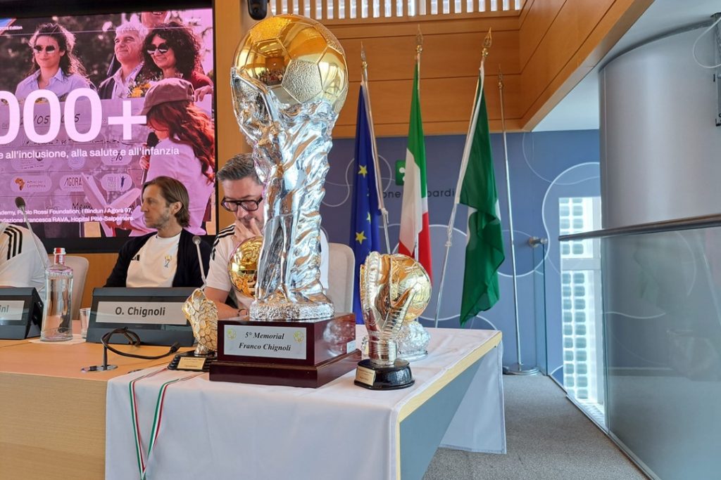 In foto il trofeo dedicato al torneo Chignoli, durante la conferenza stampa a Palazzo Lombardia
