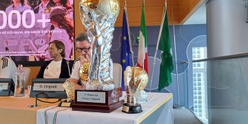 In foto il trofeo dedicato al torneo Chignoli, durante la conferenza stampa a Palazzo Lombardia