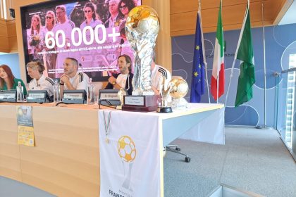 In foto il trofeo dedicato al torneo Chignoli, durante la conferenza stampa a Palazzo Lombardia