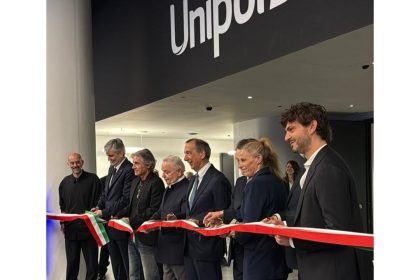 Un momento della cerimonia del taglio del nastro dell'Unipol Dome