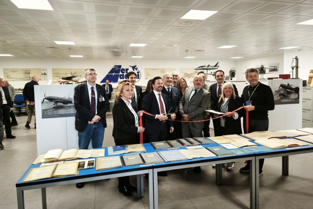 In foto il sottosegretario alla Relazioni internazionali Raffaele Cattaneo all’inaugurazione a Venegono Superiore (Varese) del Centro di documentazione storica Aermacchi
