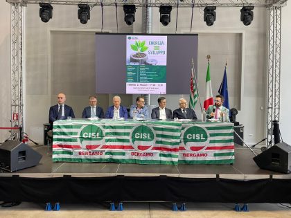 tavolo relatori convegno Cisl Bergamo con assessore Franco