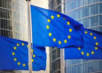 Bandiere dell'Ue il sottosegretario Cattaneo a incontro sulla gestione dei fondi di coesione