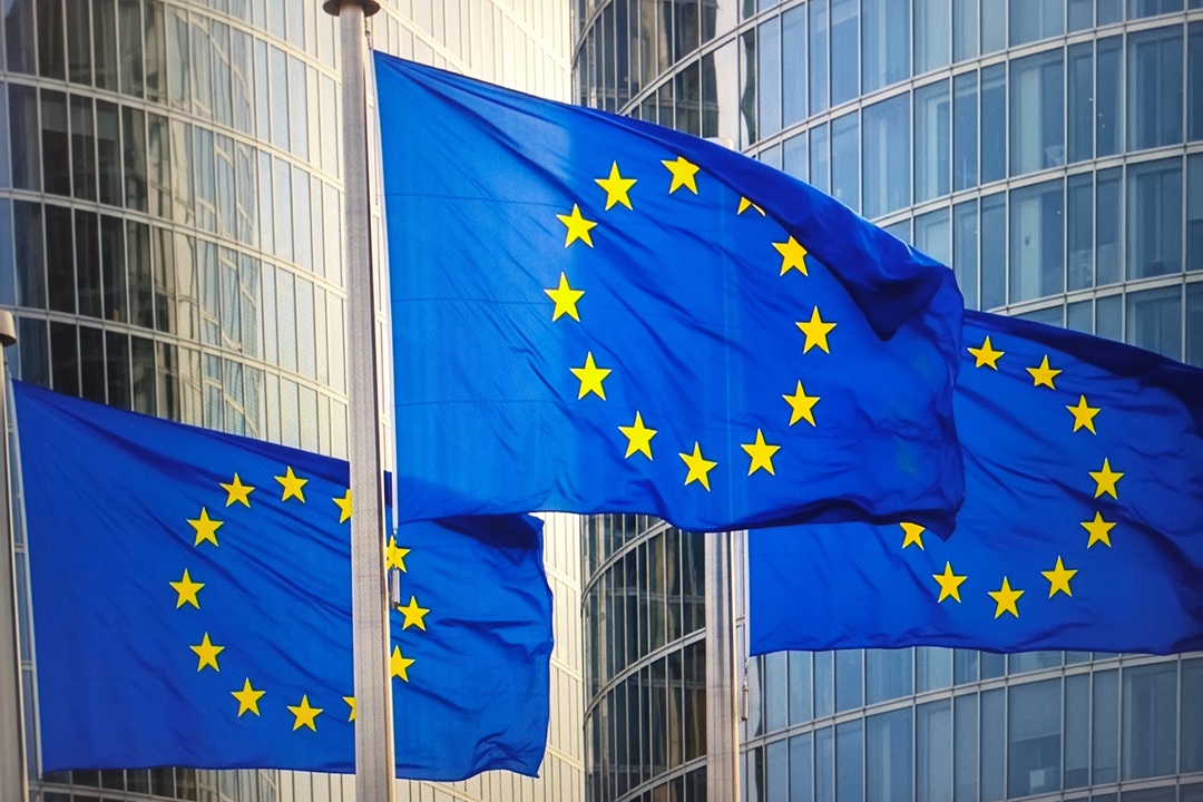 Bandiere dell'Ue il sottosegretario Cattaneo a incontro sulla gestione dei fondi di coesione