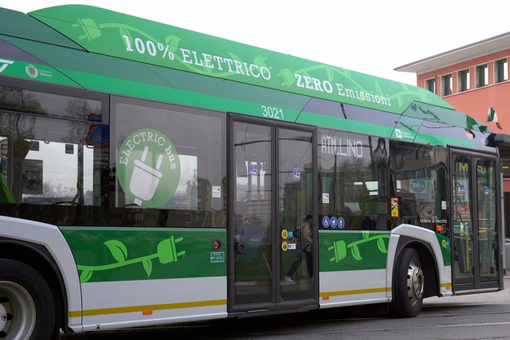 foto di un bus per dare idea di una delibera che stanzia risorse per le nuove pensiline alle fermate dei bus di Sesto San Giovanni