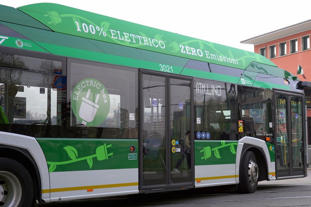 foto di un bus per dare idea di una delibera che stanzia risorse per le nuove pensiline alle fermate dei bus di Sesto San Giovanni