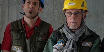 Un primo piano degli specialisti del Gruppo Ornitologico Lombardo al termine dell'inanellamento dei pulli nati da Giò e Giulia sul tetto del grattacielo Pirelli