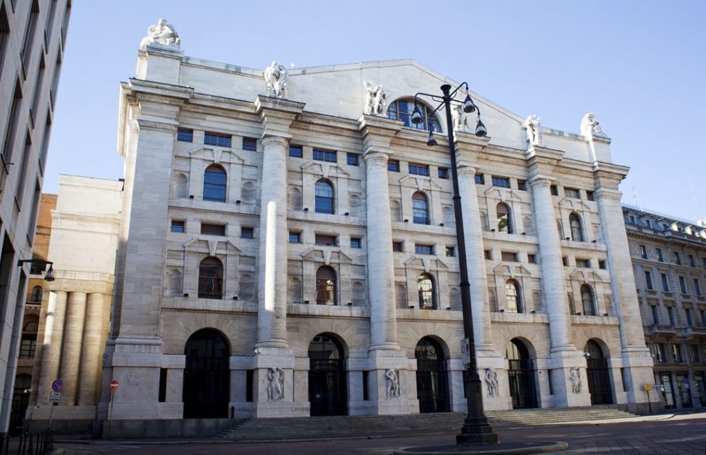 Nella foto il Palazzo della Borsa a Milano
