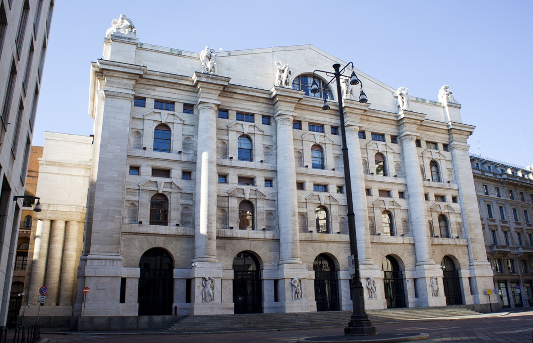 Nella foto il Palazzo della Borsa a Milano