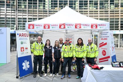 In foto una delegazione di Areu in piazza Città di Lombardia