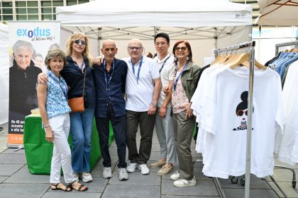 In foto un gruppo di volontari di Fondazione Exodus di don Mazzi in piazza Città di Lombardia in occasione della Festa della Regione 2026