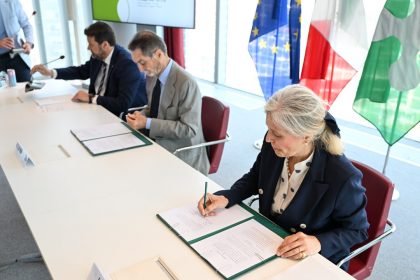 Foto firma accordo regione lombardia Enea