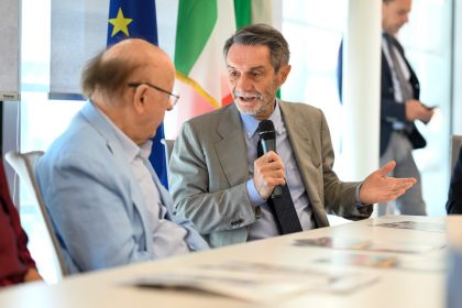 La nona edizione del Festival dei laghi lombardi è stata presentata a Palazzo Lombardia dal presidente della Regione Attilio Fontana, insieme all'assessore regionale alla Cultura Francesca Caruso e l’attore comico Massimo Boldi
