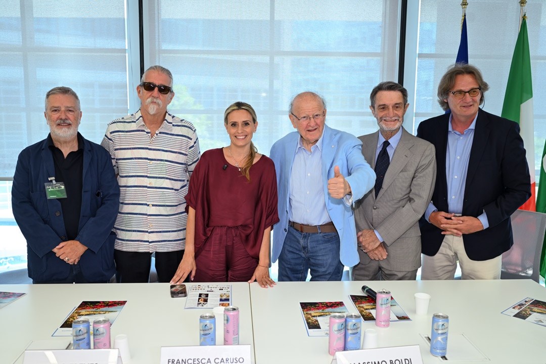 La nona edizione del Festival dei laghi lombardi è stata presentata a Palazzo Lombardia dal presidente della Regione Attilio Fontana, l'assessore regionale alla Cultura Francesca Caruso, l’attore comico Massimo Boldi, Flavio Premoli, ex tastierista della Premiata Forneria Marconi, e il bluesman Fabio Treves
