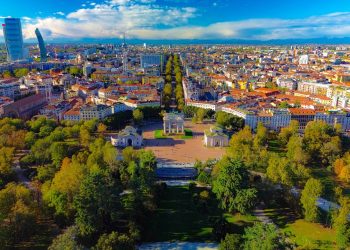 Panoramica di Milano dall'alto (zona Arco della Pace) per bando cultura progetti di recupero di edifici per cultura