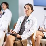 L'immagine mostra alcuni medici seduti mentre seguono un convegno. Immagine utilizzata per articolo dell'elenco realizzato da Regione Lombardia per medici e infermieri con titoli esteri