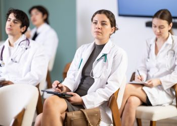 L'immagine mostra alcuni medici seduti mentre seguono un convegno. Immagine utilizzata per articolo dell'elenco realizzato da Regione Lombardia per medici e infermieri con titoli esteri