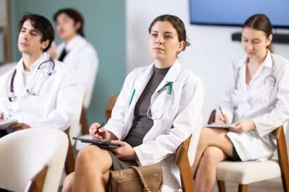 L'immagine mostra alcuni medici seduti mentre seguono un convegno. Immagine utilizzata per articolo dell'elenco realizzato da Regione Lombardia per medici e infermieri con titoli esteri
