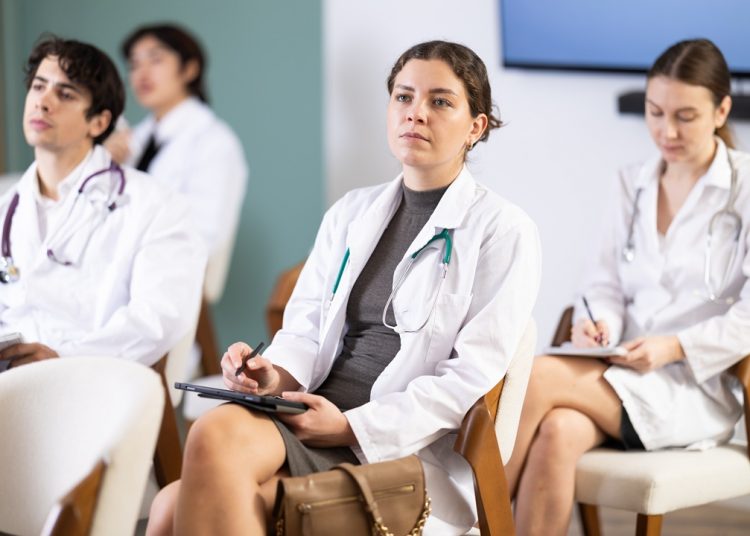 L'immagine mostra alcuni medici seduti mentre seguono un convegno. Immagine utilizzata per articolo dell'elenco realizzato da Regione Lombardia per medici e infermieri con titoli esteri