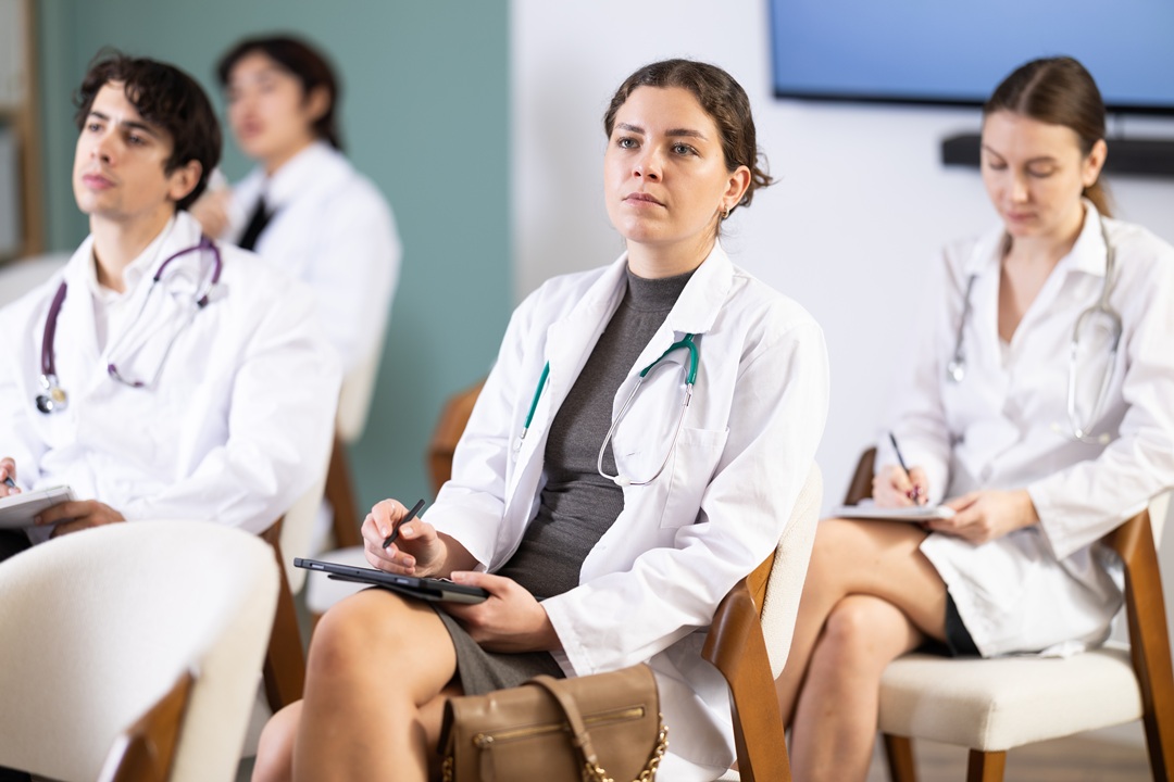 L'immagine mostra alcuni medici seduti mentre seguono un convegno. Immagine utilizzata per articolo dell'elenco realizzato da Regione Lombardia per medici e infermieri con titoli esteri