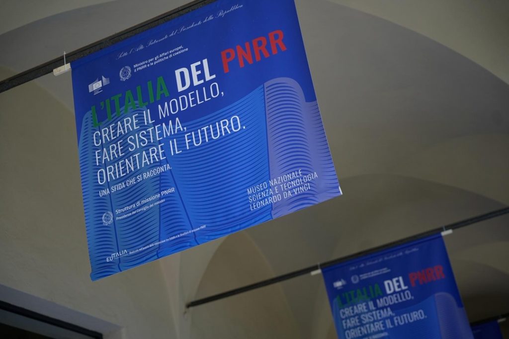 Nella foto ingresso sala e gonfaloni evento l'Italia del Pnrr con partecipazione presidente Regione Lombardia Attilio Fontana