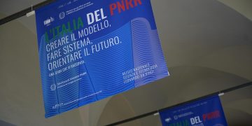 Nella foto ingresso sala e gonfaloni evento l'Italia del Pnrr con partecipazione presidente Regione Lombardia Attilio Fontana