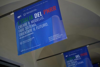 Nella foto ingresso sala e gonfaloni evento l'Italia del Pnrr con partecipazione presidente Regione Lombardia Attilio Fontana