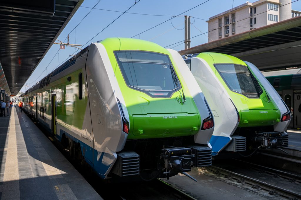 Regione Lombardia ha stanziato 78 milioni per l'acquisto di sistemi di ultima generazione per i treni regionali (in foto una coppia di treni)