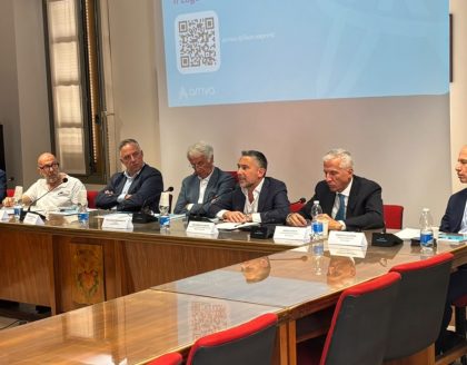 L'assessore regionale Franco Lucente alla presentazione del nuovo collegamento con autobus tra i comuni del basso lago d'Iseo (Brescia) e l'aeroporto Orio al Serio (Bergamo)