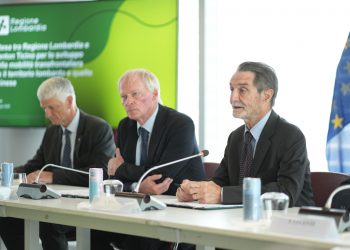 La firma dell'accordo tra Regione Lombardia e Canton Ticino per la mobilità, nell'immagine Attilio Fontana