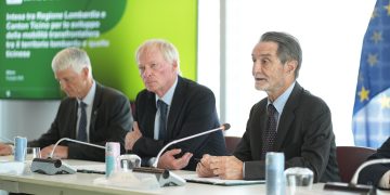 La firma dell'accordo tra Regione Lombardia e Canton Ticino per la mobilità, nell'immagine Attilio Fontana
