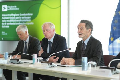 La firma dell'accordo tra Regione Lombardia e Canton Ticino per la mobilità, nell'immagine Attilio Fontana