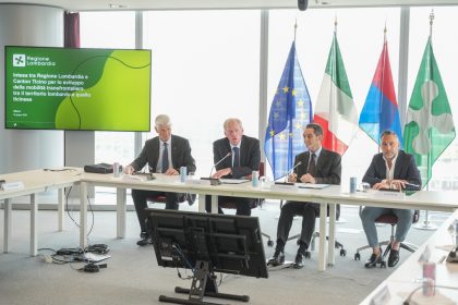 Un immagine scattata durante la firma dell'accordo tra Regione Lombardia e Canton Ticino