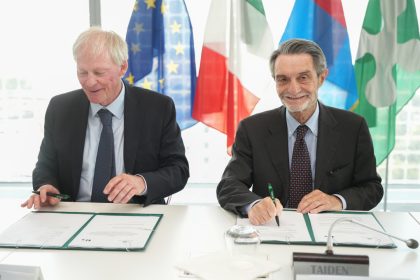La firma del presidente Attilio Fontana dell'accordo tra Regione Lombardia e Canton Ticino