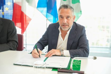 La firma dell'assessore Lucente all'accordo tra Regione Lombardia e Canton Ticino